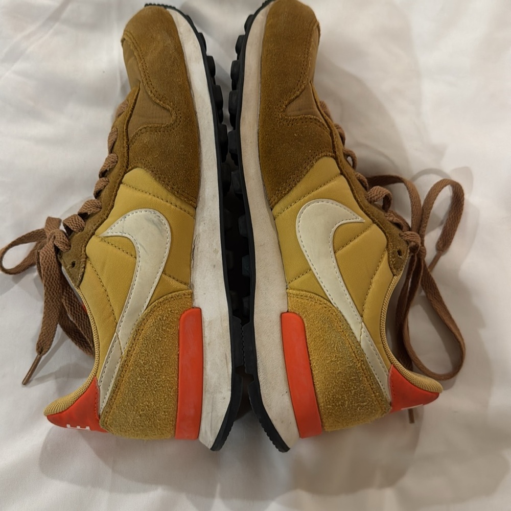 Women’s Nike Internationalist Sneakers in muted bronze/summit white/wheat gold - Picture 5 of 8